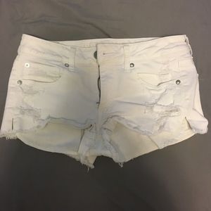 AMERICAN EAGLE RIPPED WHITE SHORTS